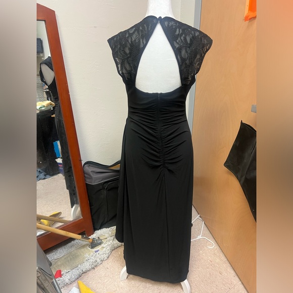 Black mididress, athletic-like material, silver broaches, open back, lace sleeve - Picture 2 of 2